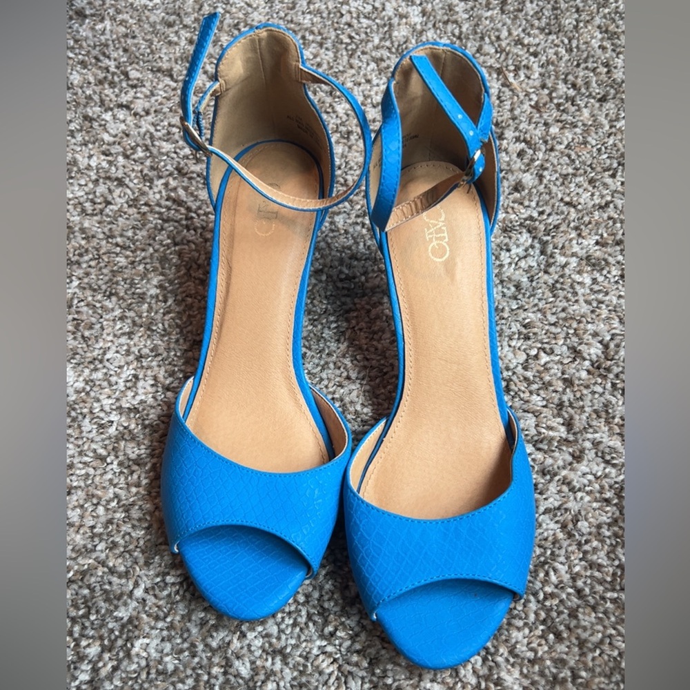 Catos electric blue snake print heels